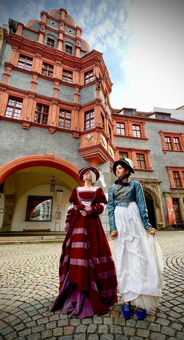 Zwei Darstellerinnen in historischen Kostümen vor dem Schönhof am Görlitzer Untermarkt